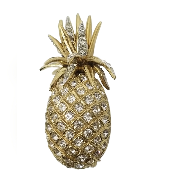 Carolee Jewelry - CAROLEE VINTAGE 1980s THREE DIMENSIONAL GOLDTONE & CRYSTAL PINEAPPLE BROOCH